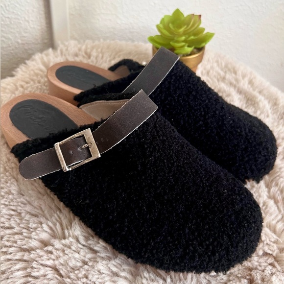L'INTERVALLE Shoes - Intervalle Black Shearling Clogs – Size 8